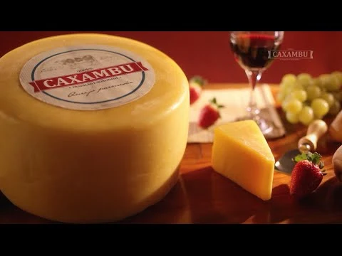 Queijo Caxambu em uma composição de mesa