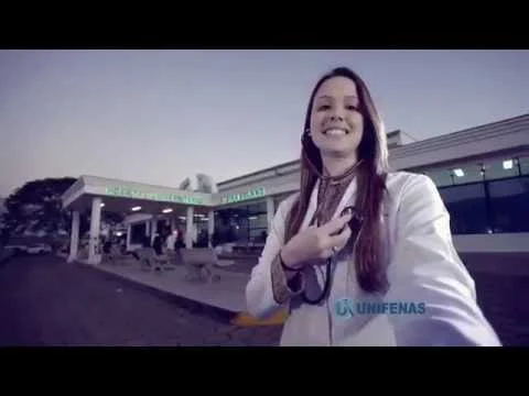 Apresentadora em frente às instalações da Unifenas